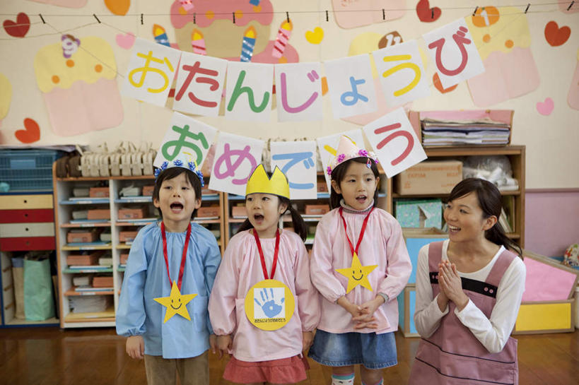 东方人,儿童,四个人,教师,站,笑,鼓掌,微笑,露齿笑,横图,室内,白天,正面,游戏,纯洁,地板,柜子,亚洲,日文,标志,材料,档案,文件,文字,字符,墙,地面,玩,注视,黄种人,娱乐,标识,木地板,墙壁,墙面,小孩,白纸,资料,观察,看,站着,休闲,可爱,童年,童趣,唱歌,观看,察看,关注,文档,演唱,档案柜,童真,烂漫,无邪,日语,天真,男孩,男人,男性,年轻女性,女孩,女人,女性,亚洲人,讲师,老师,拍手,玩耍,嬉戏,站立,半身,彩图,男生,女生