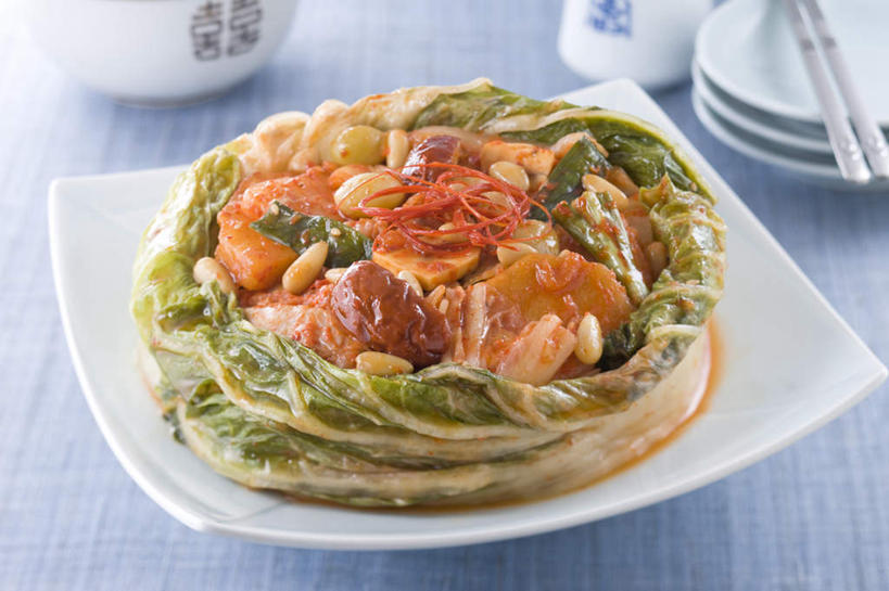 无人,横图,俯视,室外,特写,白天,筷子,橄榄,萝卜,胡萝卜,辣椒,杯子,餐具,朦胧,模糊,碟子,盘,文化,传统,白菜,盘子,水杯,碟,一盘,礼节,礼仪,辣角,红海椒,大椒,辣虎,广椒,茶杯,进餐用具,烹调用具,青果,白榄,辣子,红萝卜,红辣椒,海椒,甘荀,番椒,彩图,高角度拍摄