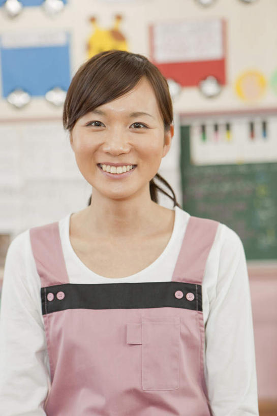 东方人,一个人,坐,笑,微笑,露齿笑,竖图,室内,白天,正面,地板,亚洲,仅一个年轻女性,仅一个女性,仅一个人,朦胧,模糊,墙,地面,黄种人,木地板,墙壁,墙面,黑板,幼儿园,年轻女性,女人,女性,亚洲人,老师,坐着,半身,彩图