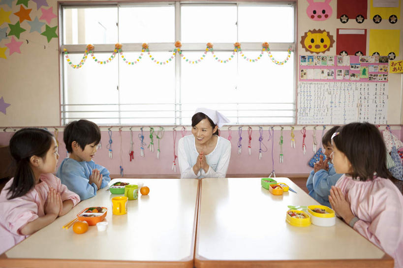 东方人,儿童,伙伴,朋友,教师,坐,横图,室内,白天,正面,友谊,纯洁,窗户,桌子,餐具,椅子,亚洲,五个人,朦胧,模糊,办公桌,木椅,墙,黄种人,玻璃窗,墙壁,墙面,小孩,同学,可爱,童年,童趣,幼儿园,校友,童真,烂漫,无邪,同窗,学友,天真,友情,年轻女性,女孩,女人,女性,亚洲人,讲师,老师,进餐用具,烹调用具,拍手,坐着,半身,彩图,女生