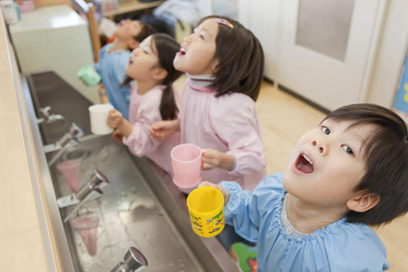 东方人,儿童,四个人,站,横图,俯视,室内,白天,纯洁,地板,门,杯子,亚洲,一排,朦胧,模糊,整齐,水槽,水龙头,墙,地面,注视,黄种人,刷牙,开关,木地板,墙壁,墙面,排列,小孩,水杯,门框,打开,观察,看,站着,张嘴,可爱,童年,童趣,观看,阀门,察看,开启,队列,关注,同伴,张大嘴巴,童真,烂漫,无邪,水咀,天真,男孩,男人,男性,女孩,女人,女性,亚洲人,茶杯,张开嘴,抬头,仰头,站立,半身,彩图,高角度拍摄,男生,女生