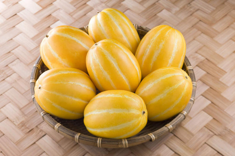 无人,交叉,横图,俯视,室内,特写,白天,竹子,水果,一堆,许多,堆叠,堆积,竹制,编织,篮子,瓜,甜瓜,杯垫,竹篮,香瓜,摄影,有机食品,绿色食品,影棚,竹条,堆,交织,竹制品,甘瓜,穿插,彩图,高角度拍摄,影棚拍摄,拍摄