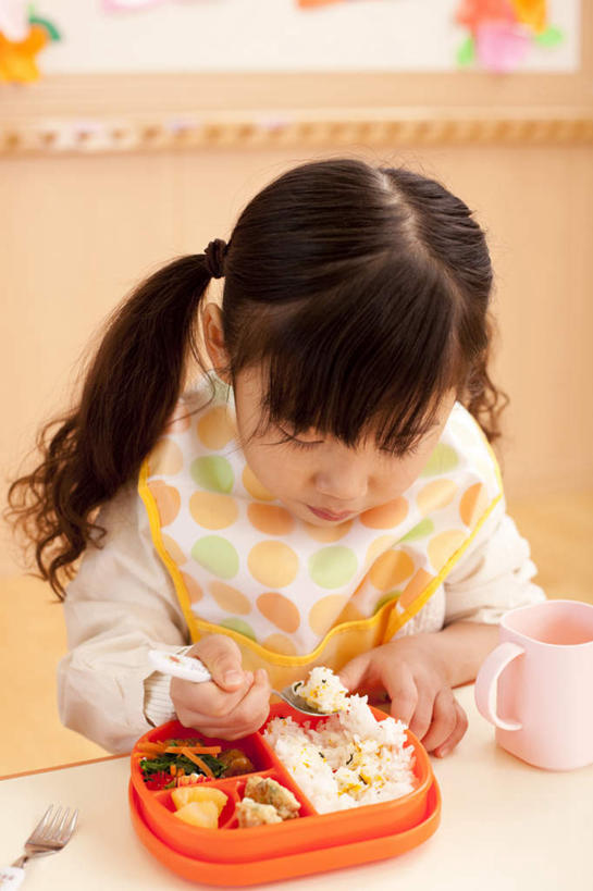 东方人,儿童,一个人,坐,竖图,室内,白天,正面,纯洁,餐桌,桌子,杯子,亚洲,仅一个女性,仅一个人,饭盒,勺子,拿,拿着,黄种人,盒子,小孩,水杯,调羹,汤匙,仅一个小孩,教室,日本人,可爱,童年,童趣,餐台,童真,烂漫,无邪,天真,女孩,女人,女性,亚洲人,孩子,茶杯,坐着,半身,彩图,女生