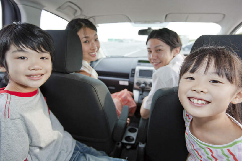 东方人,背部,四个人,家庭,母亲,父亲,女儿,儿子,坐,笑,微笑,露齿笑,竖图,室外,白天,正面,纯洁,汽车,亚洲,黄种人,座椅,车,交通工具,轿车,回头,温暖,温馨,父子,母女,一家人,日本人,父爱,可爱,母爱,童年,童趣,和睦,车座,童真,烂漫,无邪,天真,亚洲人,坐着,彩图,全身,融洽,爸爸,妈妈