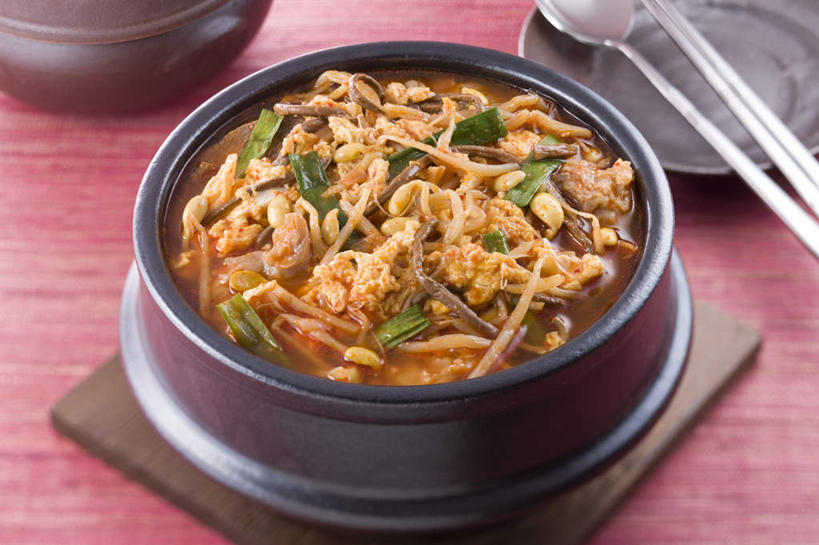 无人,横图,俯视,室内,特写,白天,烹饪,蔬菜,餐具,朦胧,模糊,新鲜,碟子,盘,石锅,勺子,豆芽,肉,牛肉,料理,食品,韩式,菜肴,美食,肉类,食物,盘子,调羹,碟,汤匙,摄影,佳肴,有机食品,绿色食品,影棚,韩国料理,豆芽菜,肉食,韩式料理,芽苗菜,彩图,高角度拍摄,影棚拍摄,拍摄