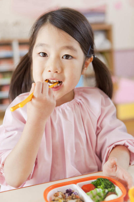 东方人,儿童,一个人,坐,吃,竖图,室内,白天,正面,纯洁,餐桌,桌子,亚洲,仅一个女性,仅一个人,朦胧,模糊,饭盒,勺子,拿,拿着,注视,黄种人,盒子,小孩,调羹,汤匙,观察,看,仅一个小孩,教室,日本人,可爱,童年,童趣,餐台,观看,察看,关注,童真,烂漫,无邪,天真,女孩,女人,女性,亚洲人,孩子,嚼,食,坐着,半身,彩图,女生