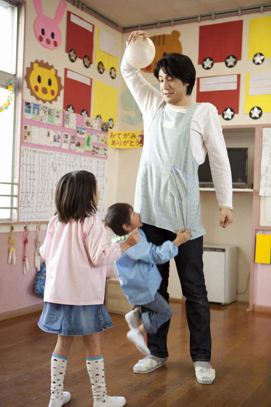 东方人,背部,四个人,伙伴,朋友,教师,站,竖图,室内,白天,正面,游戏,友谊,纯洁,地板,柜子,日本,亚洲,握,围裙,墙,地面,教育,拿,玩,拎,拿着,休闲装,黄种人,娱乐,木地板,墙壁,墙面,小孩,站着,休闲,休闲服,可爱,童年,童趣,握着,幼儿园,柜,童真,东亚,烂漫,无邪,日本国,天真,友情,年轻男性,亚洲人,讲师,教授,老师,玩耍,嬉戏,站立,彩图,全身,女生,拎着