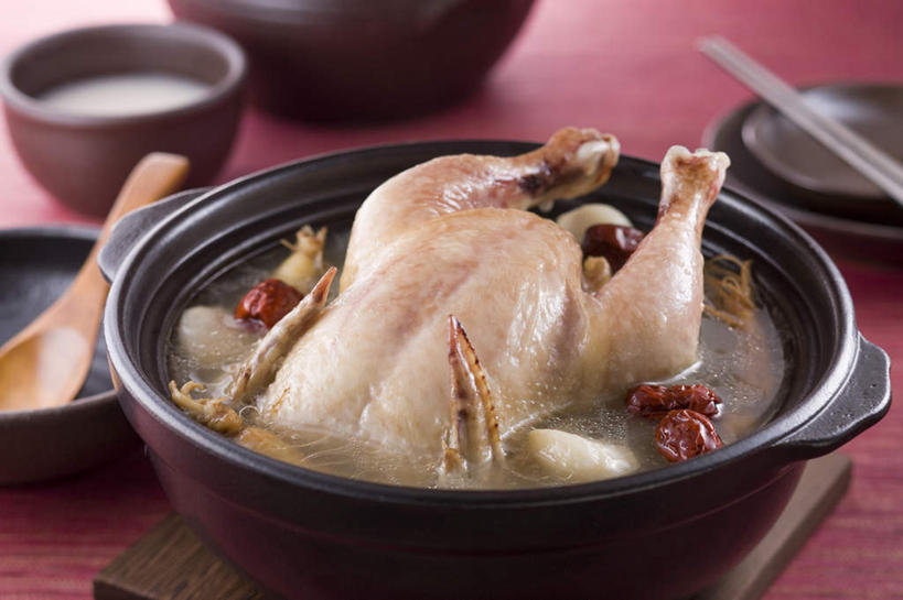 无人,横图,俯视,室内,特写,白天,烹饪,中餐,餐桌,筷子,桌子,餐具,朦胧,模糊,鸭子,碟子,盘,勺子,鸡肉,肉,料理,食品,文化,传统,汤碗,菜肴,美食,肉类,食物,一个,盘子,调羹,碟,汤匙,碗,中式,佳肴,单个,餐台,礼节,枸杞,礼仪,肉食,进餐用具,彩图,高角度拍摄