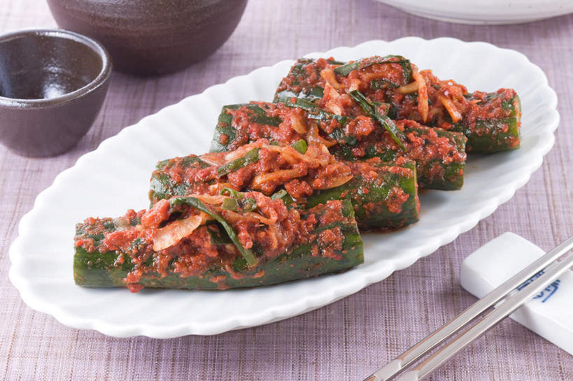 泡菜,无人,横图,俯视,室内,特写,白天,烹饪,筷子,黄瓜,辣椒,蔬菜,餐具,新鲜,碟子,盘,料理,食品,筷托,四根,韩式,文化,传统,菜肴,美食,食物,红色,盘子,碟,碗,摄影,佳肴,有机食品,绿色食品,影棚,礼节,一份,韩国料理,礼仪,韩式料理,辣角,红海椒,大椒,辣虎,广椒,进餐用具,青瓜,辣子,胡瓜,红辣椒,海椒,番椒,彩图,高角度拍摄,影棚拍摄,拍摄