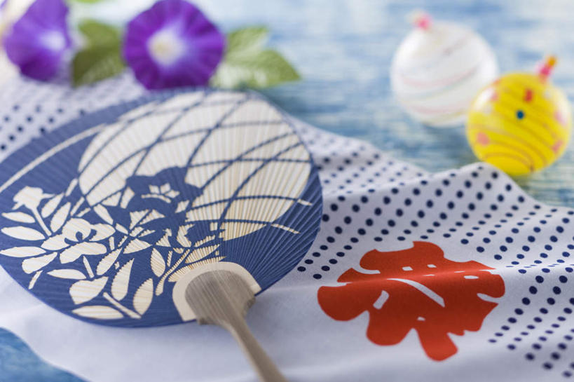 无人,横图,俯视,室内,特写,白天,爱情,喇叭花,玩具,叶子,日本,一条,蓝色背景,朦胧,模糊,日本文化,盛开,面具,扇子,折扇,纸扇,绿叶,清凉,花蕾,凉爽,文化,花,花瓣,花朵,鲜花,两朵,气球,毛巾,花苞,花蕊,嫩叶,摄影,影棚,虚幻,东亚,日本国,永恒,牵牛,牵牛子,勤娘子,碧冬茄,朝颜花,灵芝牡丹,撒扇,冷静,牵牛花,叶,叶片,彩图,高角度拍摄,影棚拍摄,拍摄,传统文化