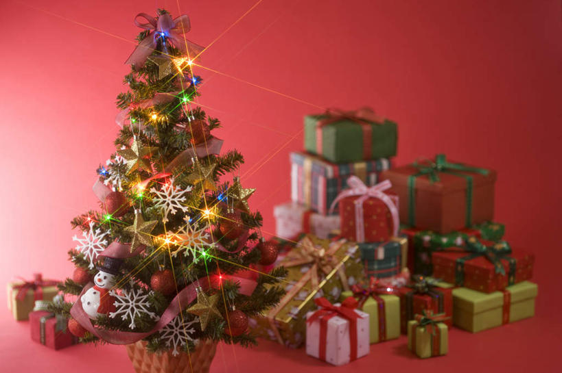 无人,竖图,室内,白天,正面,礼盒,礼物,圣诞节,许多,红色背景,节日,庆祝,纸盒,灯光,圣诞树,缎带,文化,灯,盒子,包装盒,礼品盒,灯具,庆典,摄影,礼品,影棚,纪念,照明设备,装饰灯,彩图,影棚拍摄,拍摄