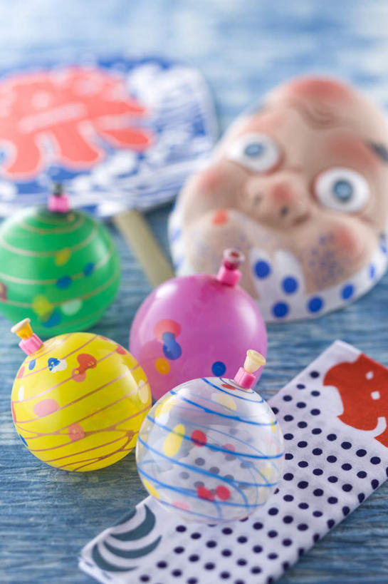 无人,竖图,俯视,室内,白天,游戏,纯洁,玩具,纺织品,蓝色背景,朦胧,模糊,面具,扇子,玩,娱乐,抹布,球,桌布,夏日,夏天,休闲,球体,可爱,童年,童趣,益智,摄影,皮球,影棚,活动,发泄,消遣,智力,童真,烂漫,无邪,宣泄,天真,玩耍,嬉戏,彩图,高角度拍摄,影棚拍摄,拍摄