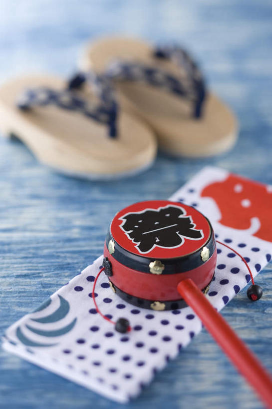 无人,竖图,俯视,室内,特写,白天,凉鞋,游戏,静物,旗帜,玩具,蓝色背景,朦胧,模糊,日文,标志,文字,字符,乐器,古典,音乐,玩,娱乐,标识,木屐,旗子,一个,休闲,益智,摄影,影棚,单个,活动,发泄,消遣,智力,拨浪鼓,宣泄,日语,召唤,召集,玩耍,嬉戏,彩图,高角度拍摄,影棚拍摄,夹趾拖鞋,人字拖,人字拖鞋,拍摄