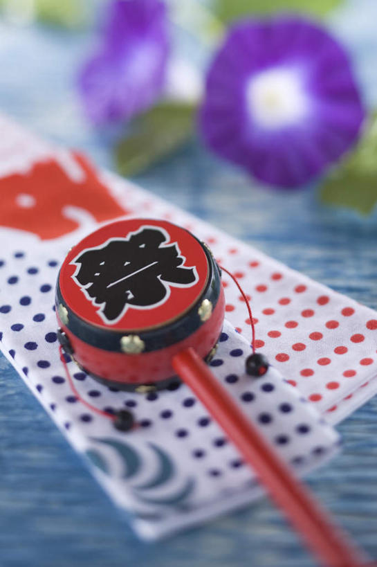 无人,竖图,俯视,室内,特写,白天,爱情,游戏,喇叭花,旗帜,玩具,叶子,三朵,朦胧,模糊,盛开,蚊香,绿叶,乐器,古典,音乐,玩,花蕾,娱乐,旗子,花,花瓣,花朵,鲜花,一个,紫色,夏天,花苞,花蕊,休闲,嫩叶,益智,单个,活动,虚幻,发泄,消遣,智力,拨浪鼓,永恒,牵牛,牵牛子,勤娘子,碧冬茄,朝颜花,灵芝牡丹,宣泄,召唤,召集,冷静,牵牛花,叶,叶片,玩耍,嬉戏,彩图,高角度拍摄