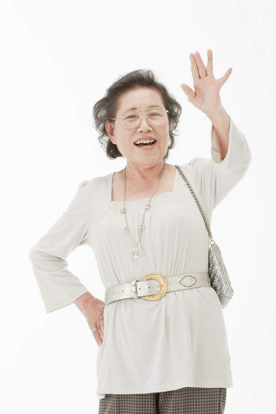 东方人,一个人,站,笑,微笑,露齿笑,竖图,室内,白天,白色背景,正面,亚洲,仅一个女性,仅一个人,包,皮包,眼镜,挥手,注视,休闲装,黄种人,手叉腰,叉腰,观察,看,站着,张嘴,招手,休闲,休闲服,摄影,仅一个老年女性,影棚,观看,单肩包,察看,关注,近视眼镜,张大嘴巴,老年女性,女人,女性,亚洲人,张开嘴,站立,半身,彩图,影棚拍摄,拍摄,五指张开