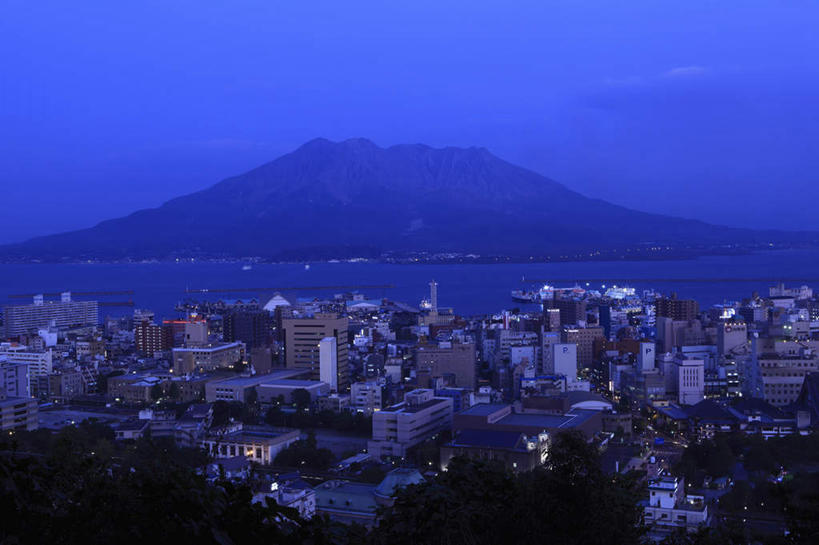 无人,家,横图,俯视,航拍,室外,夜晚,旅游,度假,海浪,海洋,火山,美景,山,鹿儿岛,日本,亚洲,房屋,屋子,景观,浪花,山峰,云,云朵,灯光,山峦,云彩,娱乐,楼房,住宅,灯,天空,自然,海水,天,享受,休闲,景色,放松,照明设备,鸟瞰,自然风光,海景,东亚,日本国,九州本岛,九州,九州岛,九州地方,鹿儿岛县,樱岛火山,樱岛,大海,风浪,海,海水的波动,活火山,近岸浪,涌浪,彩图,高角度拍摄,房子