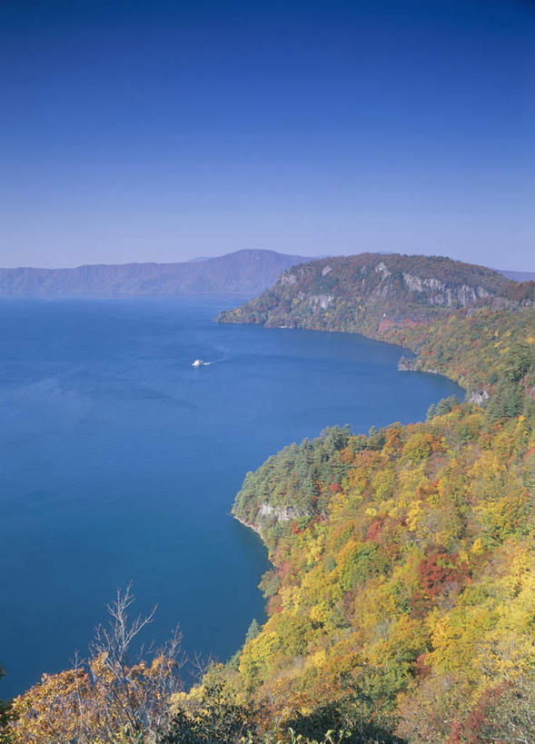 无人,公园,竖图,俯视,航拍,室外,白天,旅游,度假,湖,湖泊,美景,山,山脉,树林,水,植物,秋田县,日本,亚洲,湖面,景观,山峰,水流,水面,云,云朵,山峦,云彩,娱乐,树,树木,蓝色,绿色,白云,蓝天,天空,自然,湖水,群山,天,享受,休闲,景色,放松,生长,成长,鸟瞰,自然风光,东亚,本州,本州岛,日本国,秋田,岩手,岩手县,青森,青森县,东北地方,十和田湖,十和田八幡平国立公园,彩图,高角度拍摄