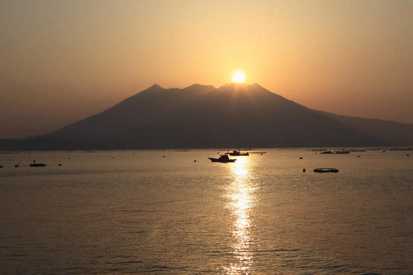 无人,横图,室外,白天,正面,旅游,度假,海浪,海洋,火山,美景,日落,船,鹿儿岛,日本,亚洲,许多,景观,浪花,晚霞,霞光,船只,娱乐,自然,海水,黄昏,行驶,享受,休闲,景色,彩霞,放松,自然风光,海景,东亚,日本国,九州本岛,九州,九州岛,九州地方,鹿儿岛县,樱岛火山,大海,风浪,海,海水的波动,活火山,近岸浪,死火山,休眠火山,涌浪,夕阳,彩图