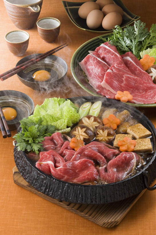 豆腐,清酒,无人,餐厅,竖图,俯视,室内,特写,白天,烹饪,雾,餐桌,筷子,桌子,萝卜,胡萝卜,椰菜,卷心菜,杯子,餐具,一堆,许多,堆叠,堆积,沸腾,蒸汽,碟子,盘,菌菇,香菇,蛋,鸡蛋,肉,日本料理,牛肉,料理,食品,水蒸气,菌类,火锅,菜肴,美食,肉类,酒,食物,盘子,酒杯,碟,碗,日式料理,日式,食用菌,佳肴,餐台,清酒杯,堆,豆制品,肉食,蒸发,日式火锅,水菜,日本水菜,沙拉菜,结球甘蓝,红萝卜,甘荀,甘兰,包心菜,彩图,高角度拍摄,餐馆,饭店,饭馆