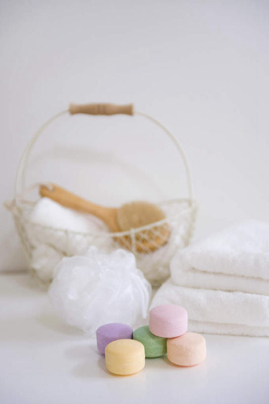 无人,竖图,室内,特写,白天,白色背景,正面,化妆,美容,桌面,桌子,静物,两条,五个,一排,护肤,整齐,纺织物,篮子,排列,粉色,黄色,绿色,紫色,白色,化妆品,刷子,肥皂,毛巾,香皂,日用品,洗浴用品,清洁,保养,享受,休闲,放松,保健,摄影,影棚,沐浴球,堆,保暖,护肤品,队列,舒缓,透气,养颜,防水,去污,紧肤,嫩肤,储水,耐磨,吸水,洗涤,彩图,影棚拍摄,拍摄