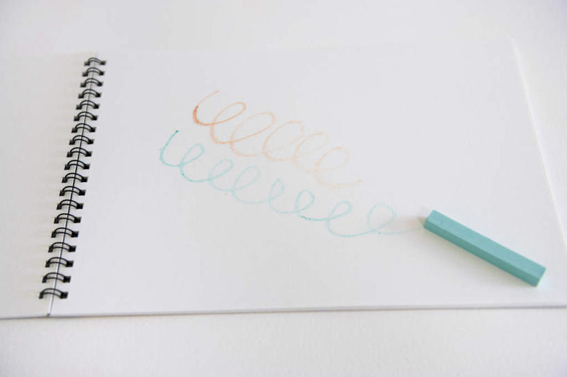 无人,横图,俯视,室内,特写,白天,白色背景,桌子,静物,一根,笔,蜡笔,办公用品,记事本,书桌,文具,一个,绿色,本子,笔记本,画笔,课桌,学习用品,彩笔,摄影,影棚,单个,文具用品,彩图,高角度拍摄,影棚拍摄,拍摄