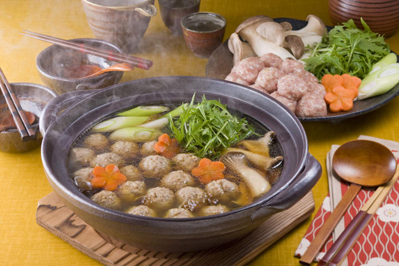 清酒,无人,餐厅,横图,俯视,室内,特写,白天,烹饪,餐桌,筷子,桌子,萝卜,胡萝卜,蔬菜,杯子,餐具,一堆,许多,堆叠,堆积,碟子,炖锅,盘,勺子,菌菇,香菇,日本料理,料理,食品,丸子,菌类,锅,火锅,菜肴,美食,肉丸,酒,食物,盘子,酒杯,调羹,碟,汤匙,碗,日式料理,日式,食用菌,佳肴,餐台,清酒杯,堆,日式火锅,水菜,日本水菜,沙拉菜,进餐用具,烹调用具,红萝卜,甘荀,彩图,高角度拍摄,餐馆,饭店,饭馆