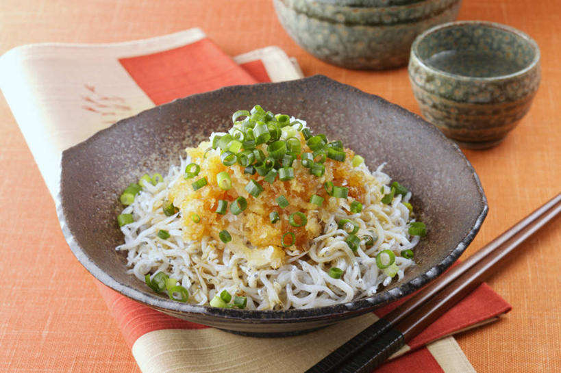 清酒,无人,餐厅,横图,俯视,室内,特写,白天,烹饪,餐桌,筷子,桌子,蔬菜,杯子,餐具,一堆,许多,切碎,堆叠,堆积,装饰,鱼,碟子,盘,葱,青葱,酱料,酱汁,日本料理,料理,食品,酱,菜肴,美食,鱼类,酒,食物,盘子,酒杯,碟,日式料理,日式,佳肴,餐台,清酒杯,堆,配菜,银鱼,进餐用具,烹调用具,彩图,高角度拍摄,餐馆,饭店,饭馆