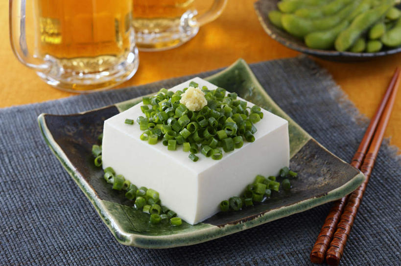 豆腐,啤酒,无人,餐厅,横图,俯视,室内,特写,白天,烹饪,餐桌,筷子,桌子,蔬菜,杯子,餐具,一堆,一块,许多,切碎,堆叠,堆积,装饰,碟子,盘,葱,毛豆,青葱,日本料理,料理,食品,豆荚,菜肴,美食,玻璃制品,酒,食物,白色,盘子,酒杯,啤酒杯,碟,日式料理,日式,佳肴,餐台,堆,配菜,豆制品,玻璃杯,进餐用具,烹调用具,彩图,高角度拍摄,餐馆,饭店,饭馆