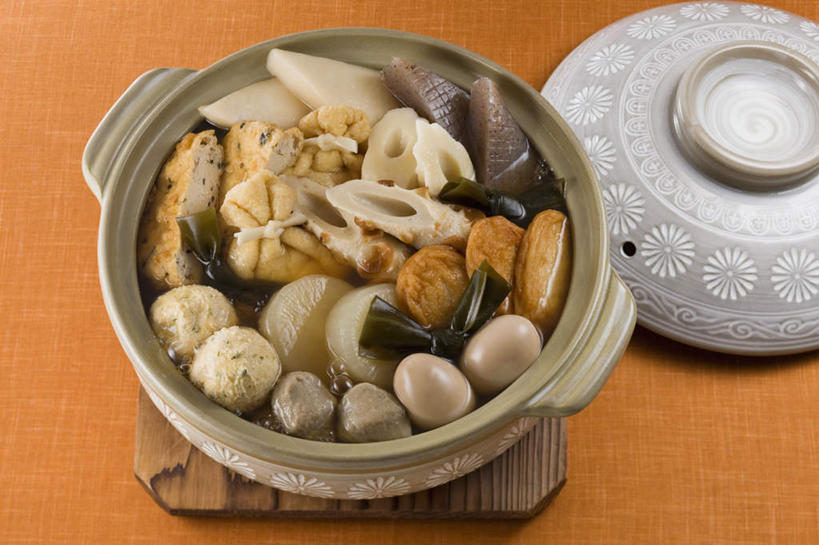 无人,餐厅,横图,俯视,室内,特写,白天,烹饪,餐桌,桌子,餐具,一堆,许多,堆叠,堆积,炖锅,盖子,芋头,蛋,海带,鸡蛋,汤,鱼卵,日本料理,料理,食品,锅盖,丸子,鱼籽,锅,火锅,卤蛋,菜肴,美食,肉丸,食物,日式料理,日式,佳肴,餐台,堆,鱼竹轮,鱼卷,日式火锅,魔芋,进餐用具,烹调用具,芋艿,彩图,高角度拍摄,餐馆,饭店,饭馆