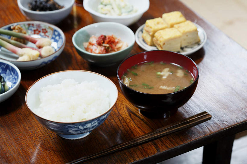 米饭,豆腐,无人,餐厅,横图,俯视,室内,特写,白天,烹饪,餐桌,筷子,桌子,蒜,椰菜,卷心菜,餐具,许多,碟子,盘,汤,日本料理,味增汤,料理,食品,饭,菜肴,美食,食物,排列,盘子,碟,碗,日式料理,日式,佳肴,餐台,五谷,队列,腌制食品,进餐用具,烹调用具,小蒜,结球甘蓝,甘兰,大蒜,包心菜,彩图,高角度拍摄,餐馆,饭店,饭馆