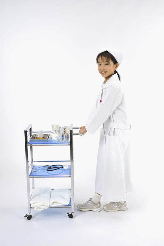 东方人,儿童,一个人,医生,护士,医院,站,推,笑,微笑,露齿笑,竖图,室内,白天,白色背景,侧面,纯洁,亚洲,仅一个女性,仅一个人,推车,注视,黄种人,小孩,观察,看,站着,仅一个小孩,医护人员,医疗人员,可爱,童年,童趣,摄影,影棚,观看,察看,白衣天使,白大褂,关注,推着,童真,烂漫,无邪,医疗机构,护士长,天真,女孩,女人,女性,亚洲人,孩子,大夫,站立,彩图,全身,影棚拍摄,拍摄,病院,诊所,女生