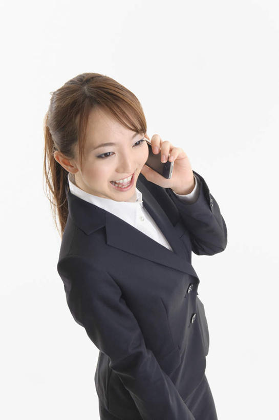 东方人,一个人,商务人士,商务女性,站,笑,打电话,微笑,露齿笑,竖图,室内,白天,白色背景,正面,电话,手机,亚洲,仅一个年轻女性,仅一个女性,仅一个人,握,套装,时间,拿,拿着,注视,黄种人,通讯设备,观察,看,站着,服务,握着,摄影,影棚,观看,察看,关注,商务装,工薪阶层,服务型行业,交流,年轻女性,女人,女性,亚洲人,白领,上班族,沟通,通话,站立,半身,彩图,影棚拍摄,拍摄