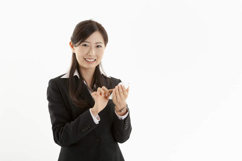东方人,一个人,商务人士,商务女性,站,笑,打电话,微笑,露齿笑,横图,室内,白天,白色背景,正面,电话,手机,亚洲,仅一个年轻女性,仅一个女性,仅一个人,握,套装,拿,拿着,注视,黄种人,通讯设备,观察,看,站着,服务,握着,摄影,影棚,观看,察看,关注,商务装,工薪阶层,服务型行业,交流,年轻女性,女人,女性,亚洲人,白领,上班族,沟通,通话,站立,半身,彩图,影棚拍摄,拍摄