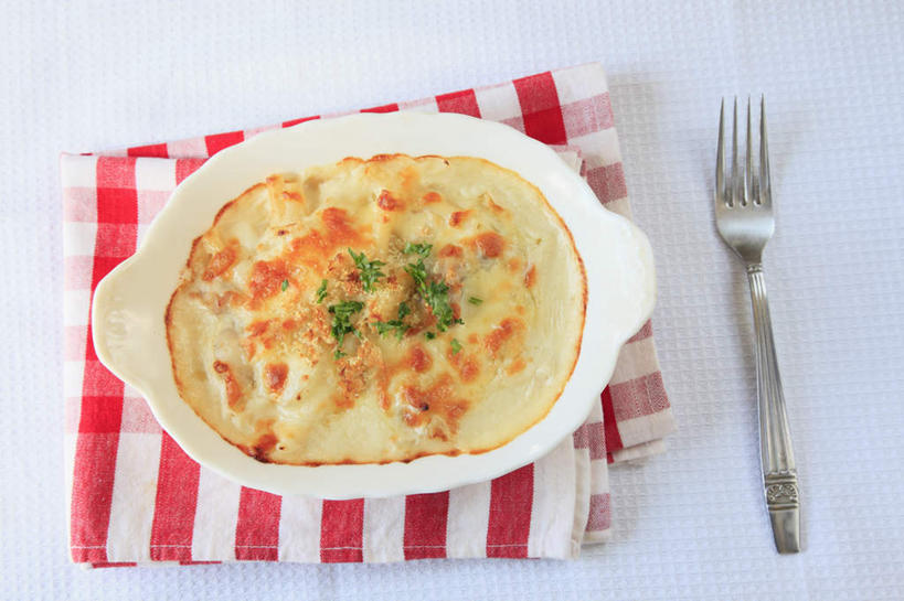 面食,面条,意大利面,通心粉,无人,餐厅,横图,俯视,室内,特写,白天,西餐,餐桌,桌子,蔬菜,餐具,切碎,叉子,碟子,盘,葱,青葱,面,料理,食品,桌布,食物,盘子,餐巾,碟,西式,餐台,意大利通心粉,进餐用具,烹调用具,彩图,高角度拍摄,餐馆,饭店,饭馆