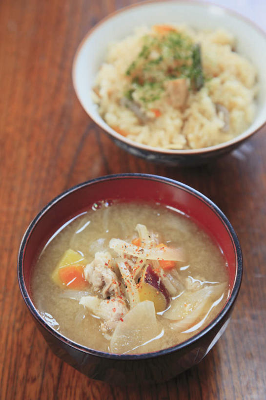 米饭,无人,餐厅,竖图,俯视,室内,特写,白天,烹饪,餐桌,桌子,萝卜,胡萝卜,白萝卜,蔬菜,餐具,切碎,碟子,盘,葱,青葱,汤,日本料理,料理,食品,饭,菜肴,美食,桌布,食物,盘子,碟,碗,日式料理,日式,佳肴,餐台,五谷,进餐用具,烹调用具,莱菔,红萝卜,甘荀,彩图,高角度拍摄,餐馆,饭店,饭馆