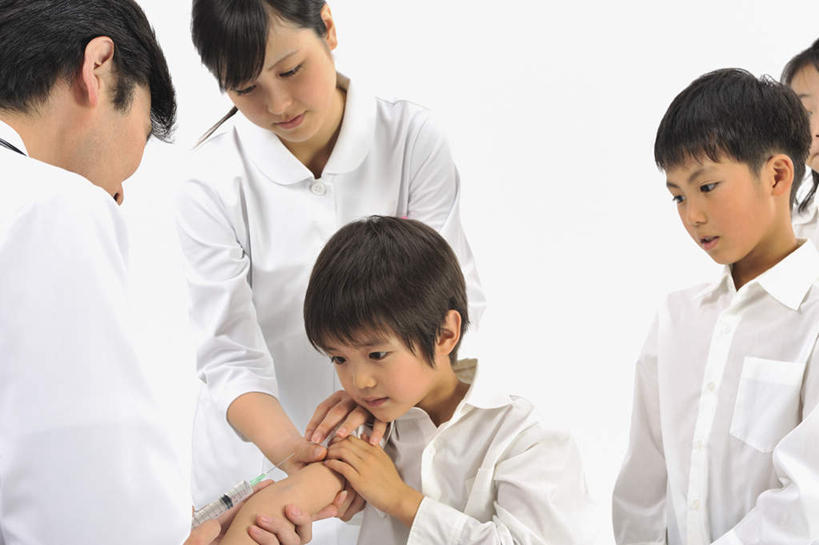 东方人,儿童,医生,病人,医院,横图,室内,白天,白色背景,正面,纯洁,亚洲,五个人,黄种人,小孩,按,扶,医护人员,医疗人员,可爱,童年,童趣,打针,注射,摄影,影棚,医疗设备,注射器,童真,烂漫,无邪,医疗机构,天真,男孩,男人,男性,年轻男性,年轻女性,女孩,女人,女性,亚洲人,孩子,大夫,患者,就医者,半身,彩图,影棚拍摄,拍摄,病院,诊所,男生,女生