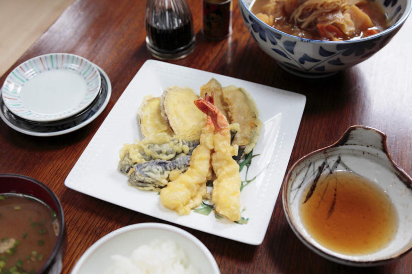 米饭,无人,餐厅,横图,俯视,室内,特写,白天,烹饪,餐桌,桌子,萝卜,胡萝卜,土豆,餐具,碟子,盘,醋,调料,汤,虾,油炸食品,日本料理,味增汤,料理,食品,饭,调味品,调味料,菜肴,美食,食物,盘子,碟,日式料理,日式,佳肴,餐台,虾肉,五谷,进餐用具,烹调用具,芋艿,洋芋,山药蛋,马铃薯,红萝卜,甘荀,彩图,高角度拍摄,餐馆,饭店,饭馆