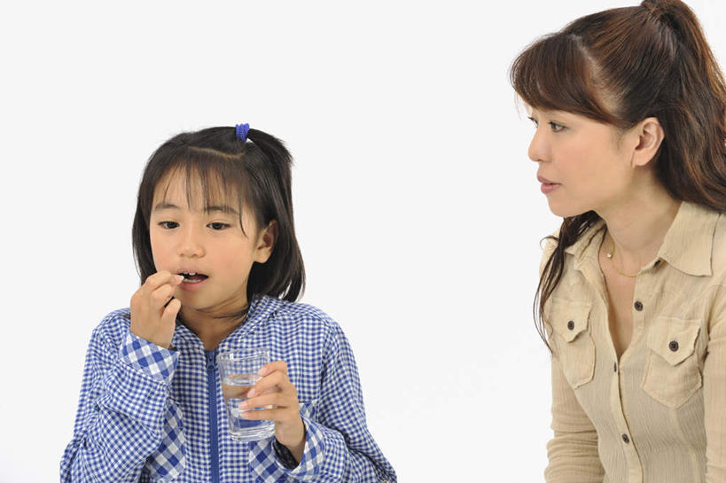 东方人,儿童,两个人,母亲,儿子,站,坐,横图,室内,白天,白色背景,正面,纯洁,亚洲,喝,药剂,注视,休闲装,黄种人,小孩,药品,吃药,观察,看,站着,休闲,母子,休闲服,可爱,母爱,童年,童趣,摄影,影棚,观看,察看,感冒,关注,童真,烂漫,无邪,天真,年轻女性,女孩,女人,女性,亚洲人,孩子,站立,坐着,半身,彩图,影棚拍摄,拍摄,女生