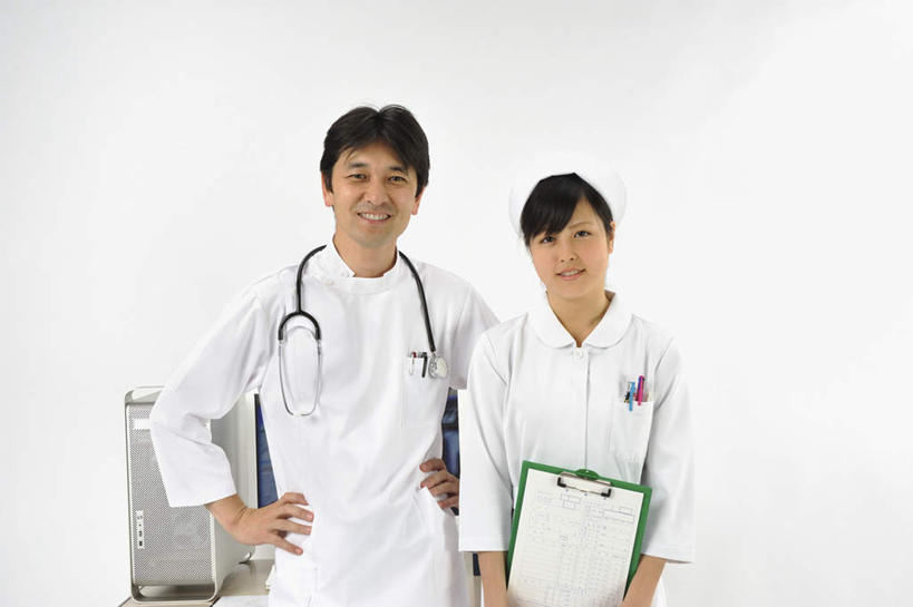东方人,两个人,医生,护士,医院,站,笑,微笑,露齿笑,横图,室内,白天,白色背景,正面,电脑,显示器,鼠标,键盘,帽子,亚洲,网络,注视,黄种人,输入设备,通讯设备,手叉腰,白色,听诊器,叉腰,观察,看,站着,医护人员,医疗人员,台式电脑,摄影,影棚,观看,察看,医疗设备,护士帽,双手叉腰,白衣天使,白大褂,关注,通信设备,输出设备,医疗机构,护士长,男人,男性,年轻男性,年轻女性,女人,女性,亚洲人,大夫,站立,半身,彩图,影棚拍摄,拍摄,病院,诊所