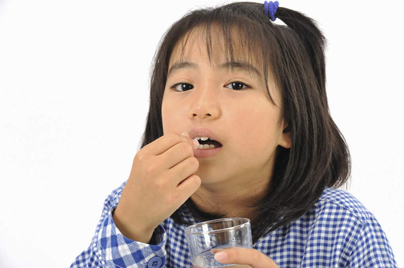 东方人,儿童,一个人,站,笑,微笑,露齿笑,横图,室内,白天,白色背景,正面,纯洁,杯子,亚洲,仅一个女性,仅一个人,注视,黄种人,玻璃制品,小孩,水杯,药品,吃药,观察,看,站着,仅一个小孩,可爱,童年,童趣,摄影,影棚,观看,察看,关注,童真,烂漫,无邪,天真,女孩,女人,女性,亚洲人,孩子,玻璃杯,站立,半身,彩图,影棚拍摄,拍摄,女生