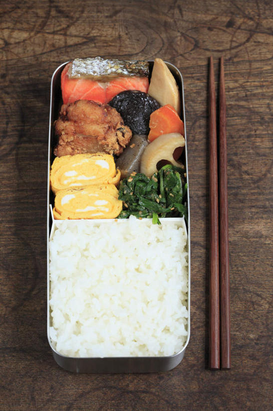 盒饭,米饭,无人,餐厅,竖图,俯视,室内,特写,白天,烹饪,餐桌,筷子,桌子,萝卜,胡萝卜,蔬菜,西红柿,餐具,许多,饭盒,菌菇,香菇,肉,蒸蛋,日本料理,料理,食品,饭,菌类,鸡腿,藕,菜肴,美食,肉类,食物,排列,藕片,日式料理,日式,食用菌,佳肴,餐台,五谷,队列,肉食,进餐用具,烹调用具,红萝卜,甘荀,番茄,彩图,高角度拍摄,餐馆,饭店,饭馆