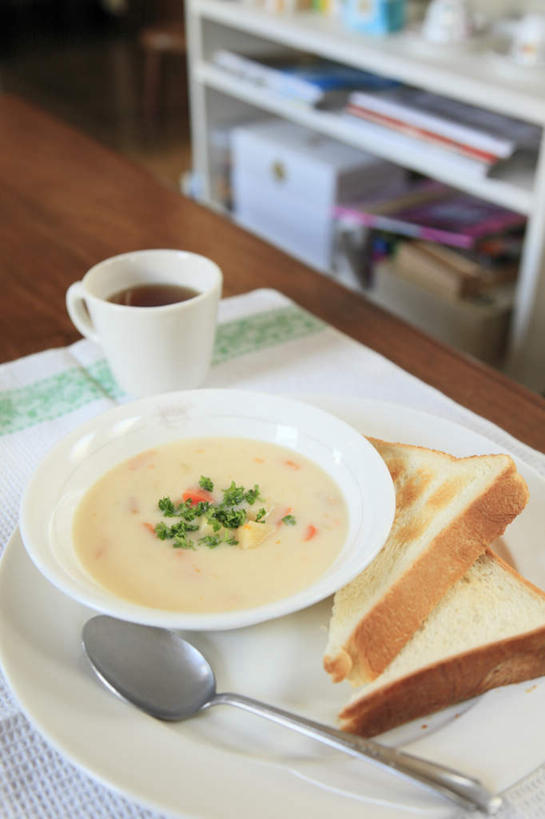 面包,无人,餐厅,竖图,俯视,室内,特写,白天,烹饪,餐桌,桌子,蔬菜,杯子,餐具,切碎,瓷器,碟子,盘,勺子,葱,青葱,汤,日本料理,味增汤,料理,食品,咖啡杯,陶瓷制品,菜肴,美食,桌布,食物,盘子,调羹,碟,汤匙,日式料理,日式,佳肴,餐台,瓷杯,进餐用具,烹调用具,彩图,高角度拍摄,餐馆,饭店,饭馆