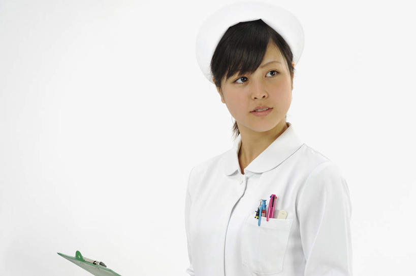 东方人,一个人,护士,站,横图,室内,白天,白色背景,正面,帽子,亚洲,仅一个年轻女性,仅一个女性,仅一个人,握,笔,拿,拿着,注视,黄种人,观察,看,站着,护士服,握着,摄影,影棚,观看,察看,护士帽,白衣天使,关注,记录板,记事板,年轻女性,女人,女性,亚洲人,站立,半身,彩图,影棚拍摄,拍摄