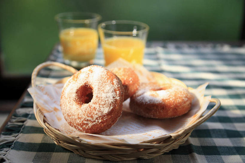 点心,面包,果汁,无人,餐厅,横图,俯视,室内,特写,白天,餐桌,桌子,杯子,橙汁,食品,面点,玻璃制品,桌布,食物,糕点,饮料,三个,黄色,餐巾,水杯,纸巾,甜甜圈,竹编,餐台,多纳滋面包,唐纳滋,玻璃杯,面包圈,彩图,高角度拍摄,餐馆,饭店,饭馆