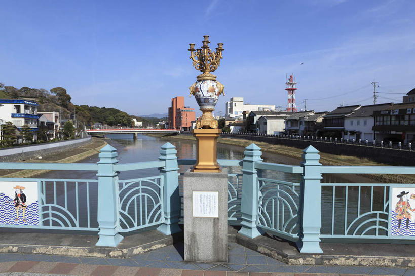 无人,家,栏杆,横图,室外,白天,正面,旅游,度假,河流,水,植物,日本,亚洲,阴影,光线,瓷器,影子,支架,房屋,屋子,河水,水流,云,云朵,围栏,云彩,娱乐,护栏,楼房,住宅,树,树木,蓝色,绿色,白云,蓝天,天空,阳光,自然,天,享受,休闲,放松,生长,成长,展览,东亚,日本国,九州本岛,九州,九州岛,佐贺,佐贺县,九州地方,彩图,房子