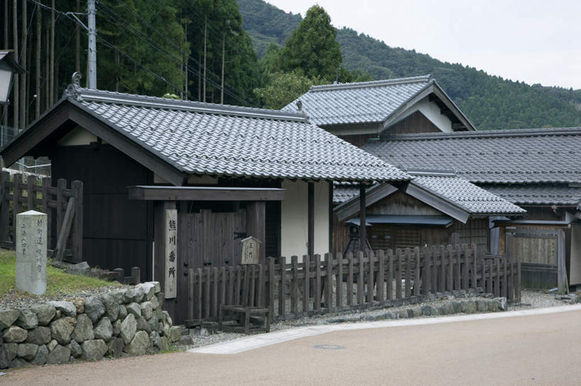 无人,家,栏杆,横图,室外,白天,正面,旅游,度假,草地,草坪,植物,街道,日本,亚洲,阴影,光线,日文,标志,文字,影子,栅栏,字符,字母,房屋,屋子,篱笆,围栏,娱乐,标识,护栏,楼房,住宅,草,蓝色,绿色,蓝天,天空,阳光,石碑,天,享受,休闲,放松,碑文,东亚,本州,本州岛,日本国,中部地方,福井,福井县,彩图,房子