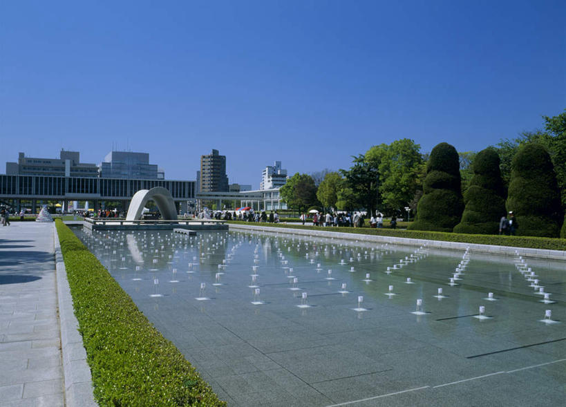 无人,家,横图,室外,白天,正面,旅游,度假,植物,喷泉,广岛县,日本,亚洲,许多,阴影,光线,影子,房屋,屋子,水池,地面,娱乐,楼房,住宅,树,树木,排列,蓝色,绿色,蓝天,天空,阳光,自然,天,享受,休闲,放松,生长,成长,队列,东亚,本州,本州岛,日本国,广岛和平纪念公园,広岛,彩图,房子