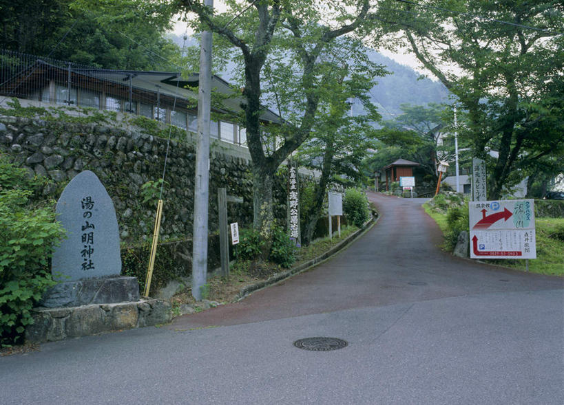无人,家,横图,室外,白天,正面,旅游,度假,美景,山,树林,植物,道路,路,路灯,指示牌,公路,地图,广岛县,日本,亚洲,日文,标志,文字,房屋,屋子,景观,山峰,灯光,交通,山峦,娱乐,标识,楼房,住宅,灯,树,树木,蓝色,绿色,蓝天,天空,自然,石碑,天,享受,休闲,景色,放松,碑文,生长,成长,照明设备,自然风光,东亚,本州,本州岛,日本国,広岛,马路,彩图,房子