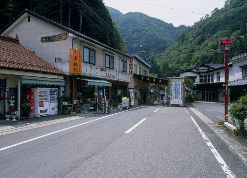 无人,家,横图,室外,白天,正面,度假,石头,美景,森林,山,山脉,树林,植物,城市风光,城市,道路,路,路灯,公路,照明,广岛县,日本,亚洲,阴影,光线,石子,影子,房屋,屋子,景观,山顶,山峰,灯光,分界线,停车线,交通,山峦,娱乐,楼房,住宅,灯,树,树木,蓝色,绿色,蓝天,天空,阳光,自然,群山,天,享受,休闲,景色,放松,生长,晴朗,成长,车行道,车行道分界线,照亮,照明设备,标线,东亚,车行线,沉积岩,本州,万里无云,本州岛,日本国,広岛,中国地方,颠峰,极峰,水成岩,石块,岩石,晴空,晴空万里,马路,彩图,房子,安艺太田町,山县郡