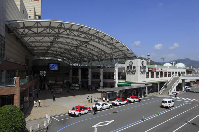 东方人,走,横图,俯视,室外,白天,旅游,度假,植物,道路,路,公路,车站,汽车,长崎,日本,亚洲,许多,行人,游客,阴影,光线,日文,标志,文字,影子,字符,字母,屋顶,云,云朵,交通,许多人,云彩,顶棚,黄种人,娱乐,标识,车,树,树木,排列,蓝色,绿色,白云,蓝天,天空,阳光,自然,交通工具,轿车,天,行驶,一群人,享受,休闲,放松,生长,成长,队列,东亚,日本国,长崎县,九州本岛,九州,九州岛,九州地方,亚洲人,马路,步行,走路,彩图,高角度拍摄,全身,汽车站